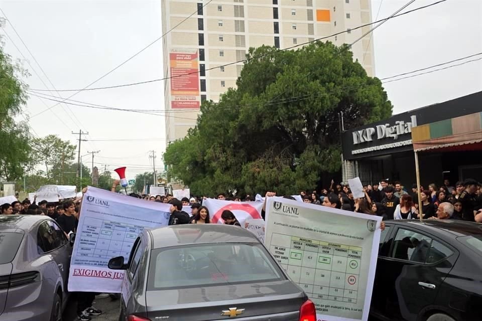 Estudiantes de Odontología protestan por elecciones en Monterrey