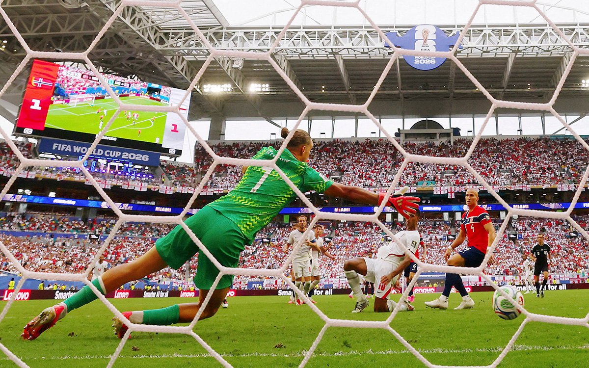 Papá de Haaland denuncia robo arbitral tras eliminación de Noruega