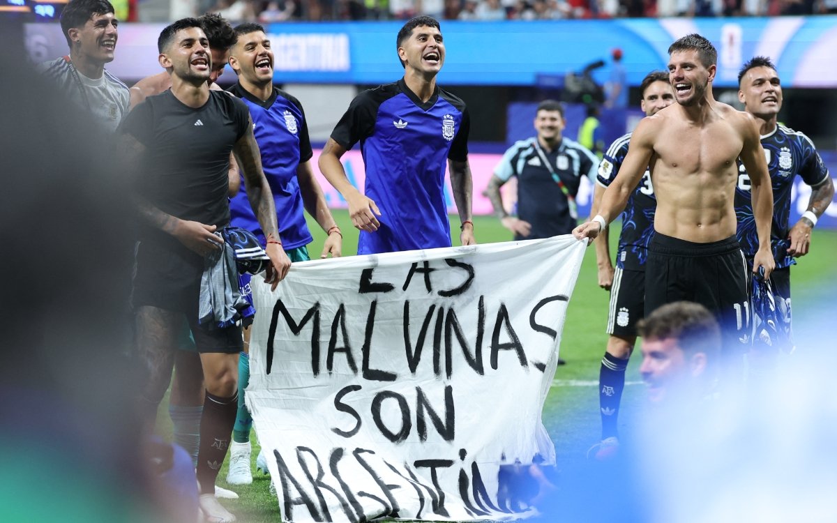 Giovanni Lo Celso y la bandera de Malvinas tras el triunfo argentino
